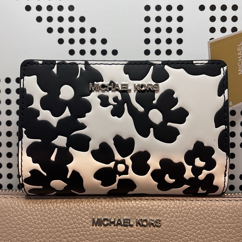Michael Kors Jet Set Medium Floral Print Bi-Fold Wallet
Black
NWT - Picture 5 of 16
